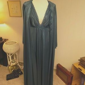 Vintage Lorraine nightgown with matching robe. L